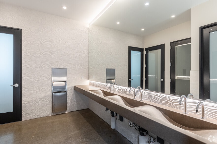 More Photos Of 2435-2445 16th St, San Francisco Service For Lease