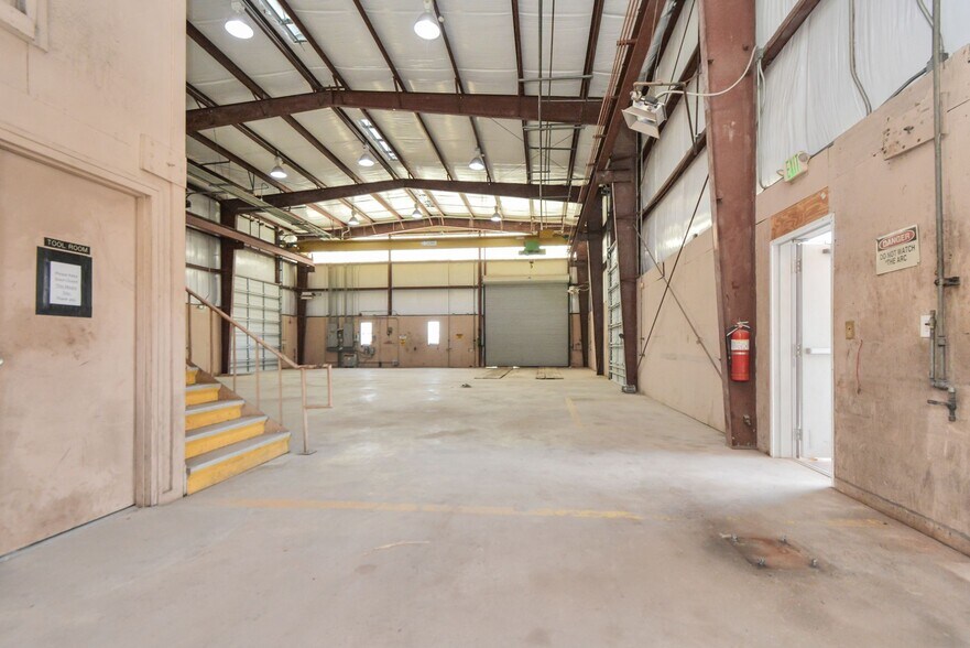 More Photos Of 1500 W Highway 6, Alvin Truck Terminal For Lease
