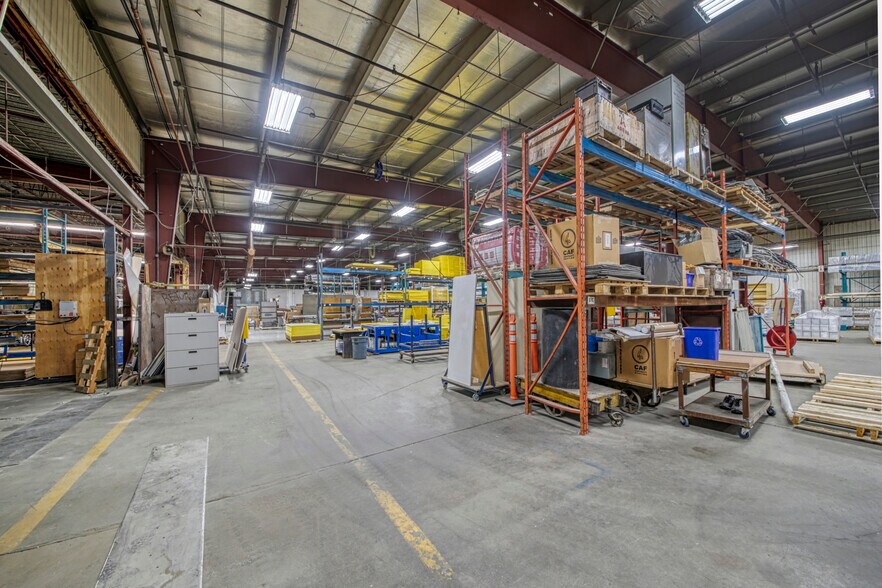 More Photos Of 1265-1325 Rue Industrielle, La Prairie Warehouse For Lease