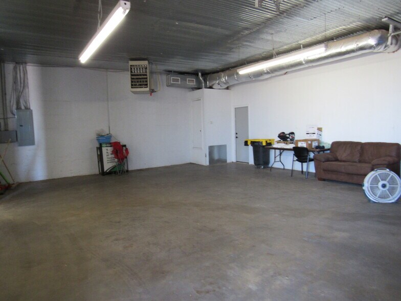 More Photos Of 1904 E Broadway St, Altus Distribution For Sale