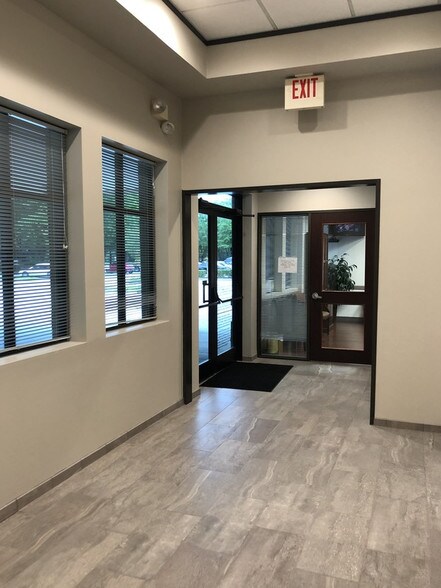 More Photos Of 1330 Kingwood Dr, Kingwood Medical For Lease