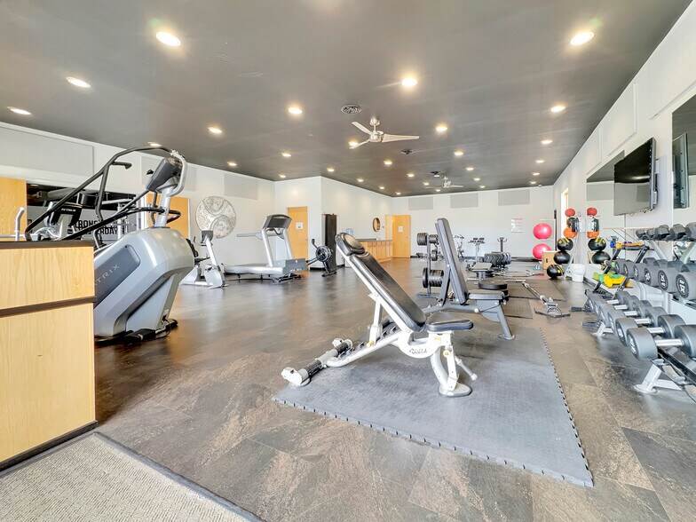 More Photos Of 808 4th St NE, Hampton Office For Sale