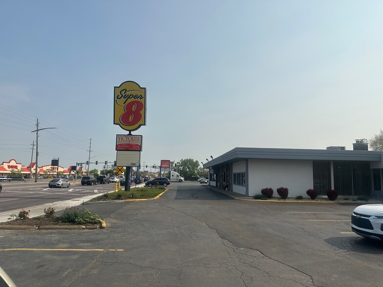 More Photos Of 2080 Mannheim Rd, Northlake Hotel For Sale