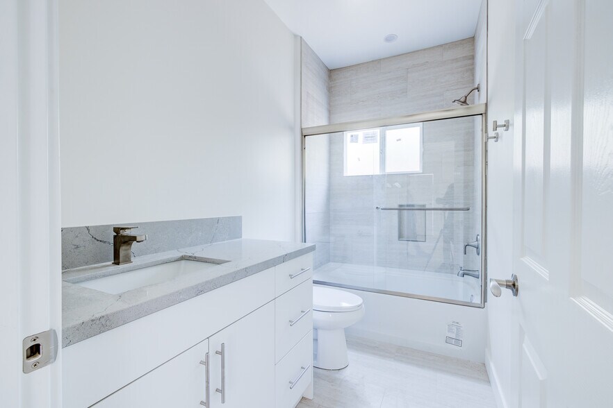 More Photos Of 2947 West Blvd, Los Angeles Apartments For Sale