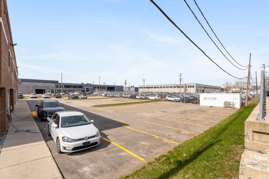 More Photos Of 4505 Boul Métropolitain E, Montréal Office For Sale