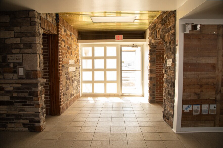 More Photos Of 101 Ashworth Rd, West Des Moines Showroom For Sale