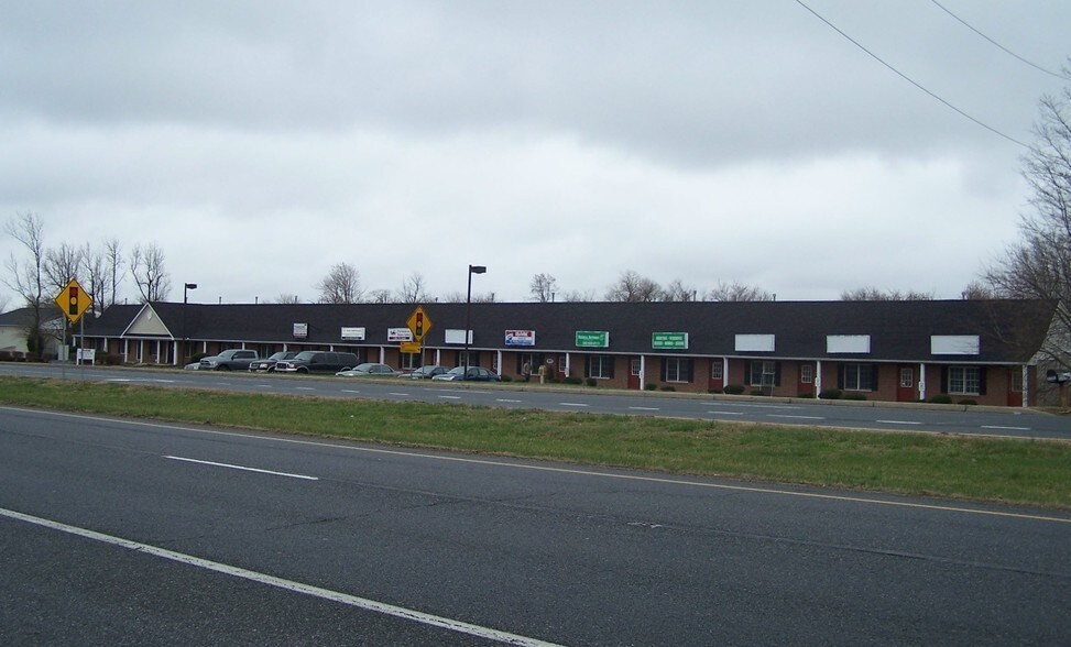 Primary Photo Of 5609-5621 Dupont Pky, Smyrna Office For Lease