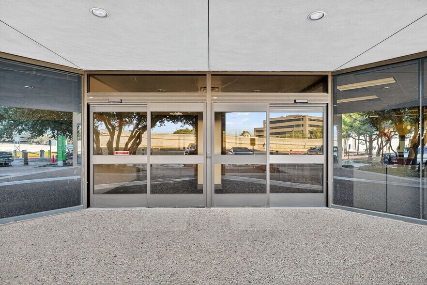 More Photos Of 11111 Research Blvd, Austin Medical For Lease