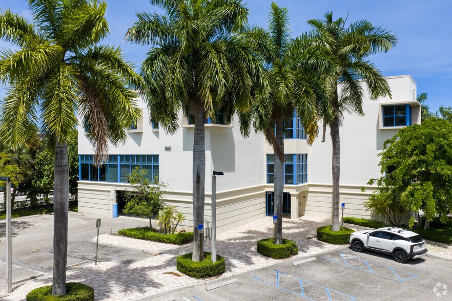 Primary Photo Of 2505 Metrocentre Blvd, West Palm Beach Medical For Lease