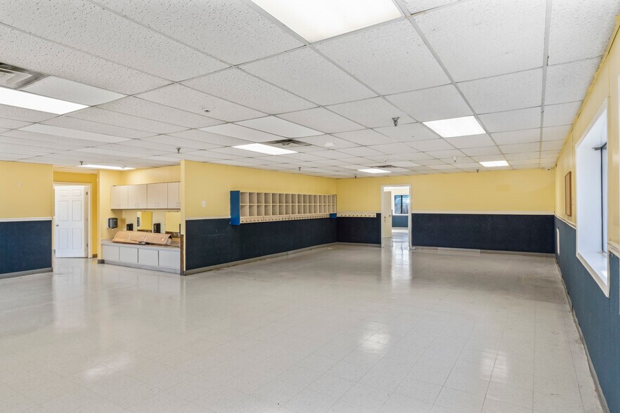 More Photos Of 211 Edds Ln, Sterling Schools For Sale