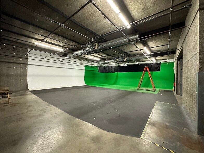 More Photos Of 5500-5510 Satsuma Ave, North Hollywood Warehouse For Sale