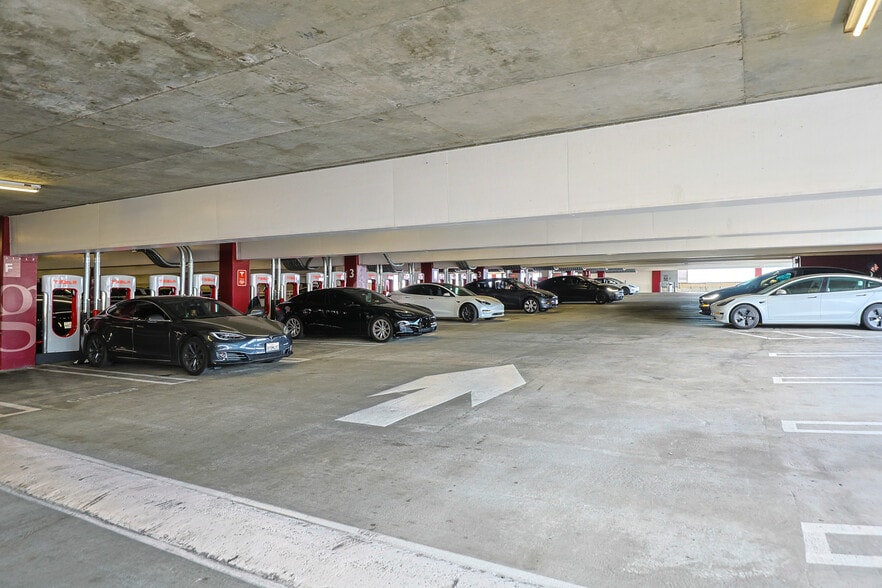 More Photos Of 15301 Ventura Blvd, Sherman Oaks Unknown For Lease