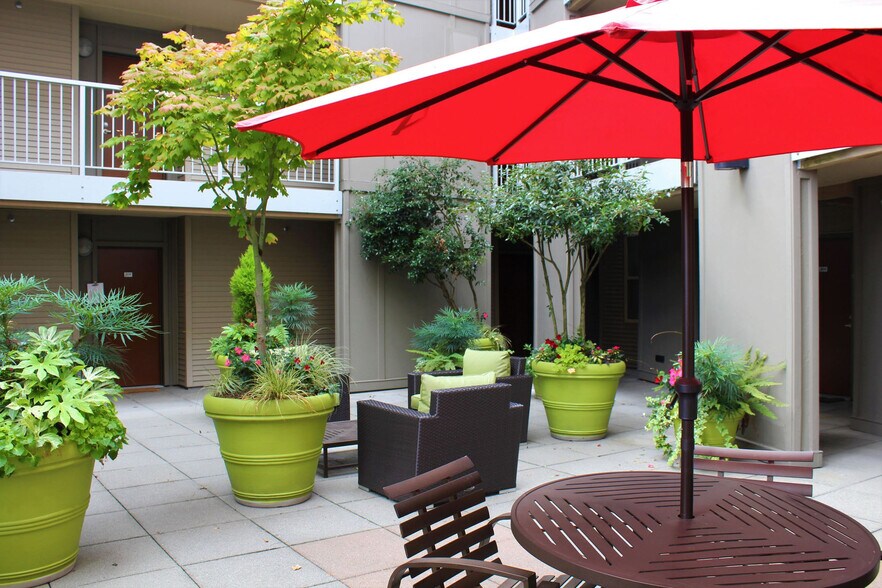 More Photos Of 12500-12520 Lake City Way NE, Seattle Apartments For Lease