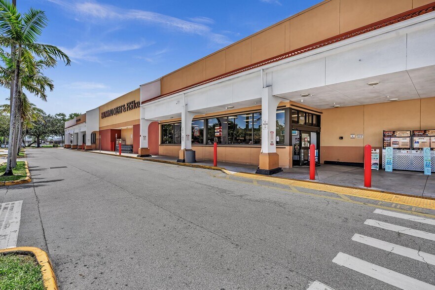 More Photos Of 8030-8384 N Pines Blvd, Pembroke Pines General Retail For Lease