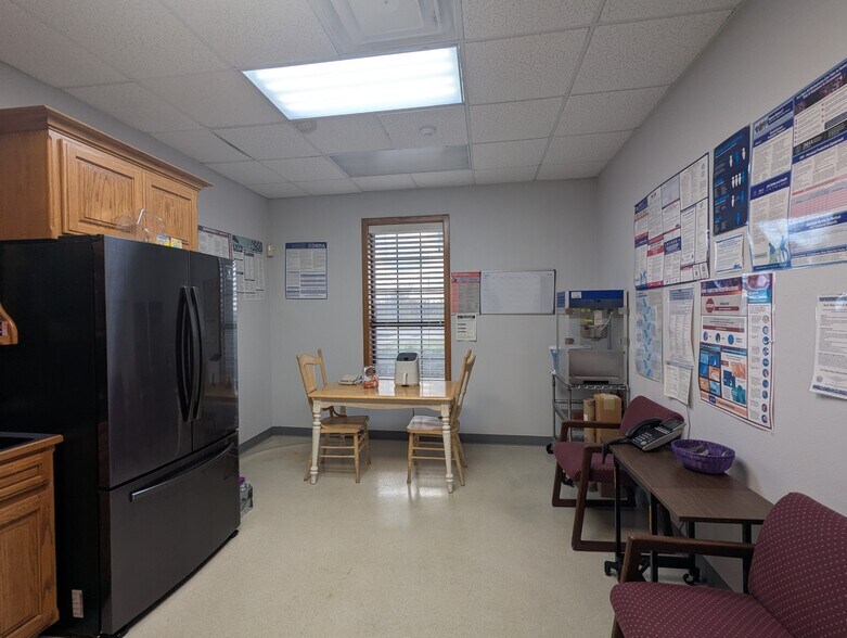 More Photos Of 8109 Smith Rd, Beaumont Office For Sale