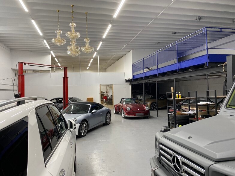 More Photos Of 2106 Mayo St, Hollywood Warehouse For Lease