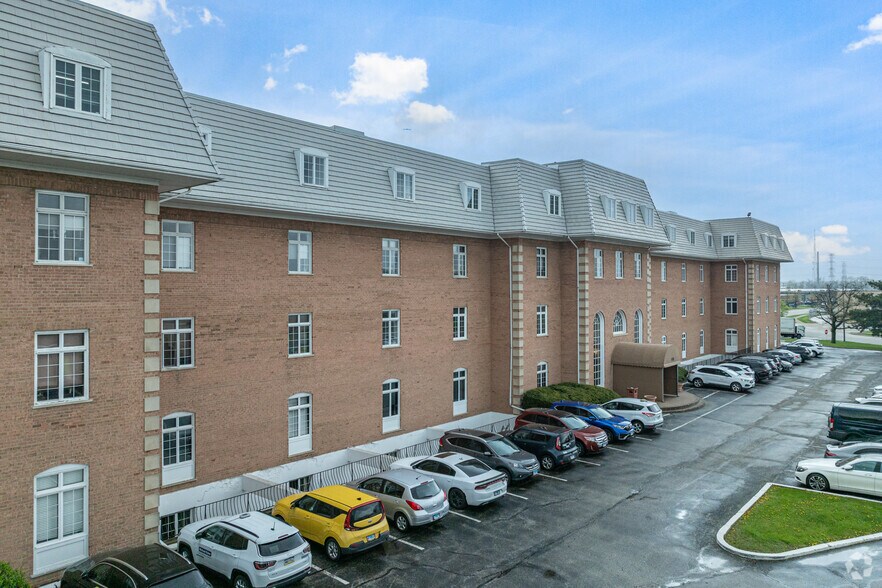 More Photos Of 188 Industrial Dr, Elmhurst Office For Lease