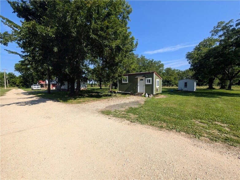 More Photos Of 74 2nd St, Moran Trailer Camper Park For Sale