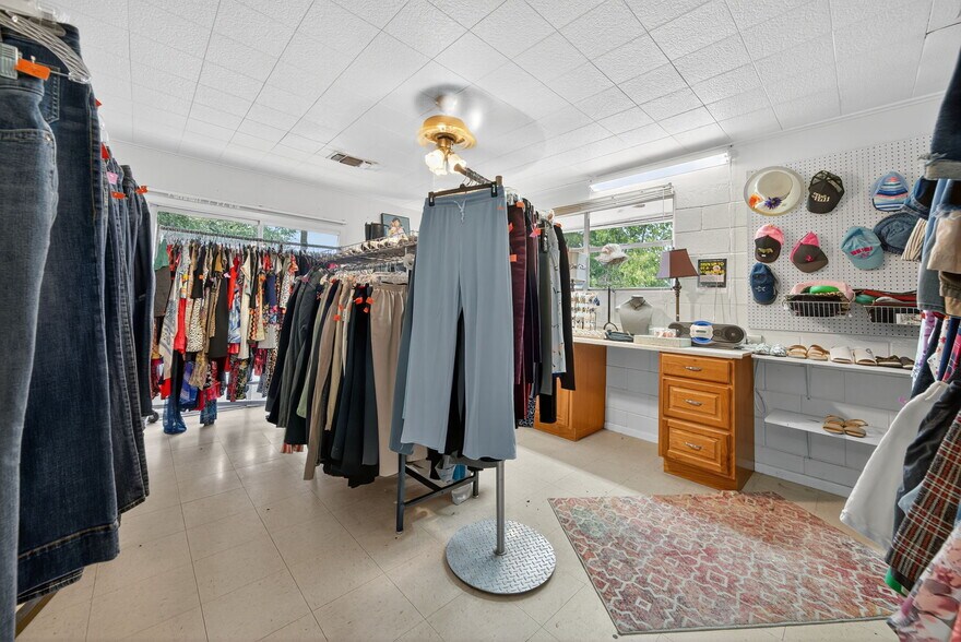More Photos Of 930 N School St, Boerne Office For Sale