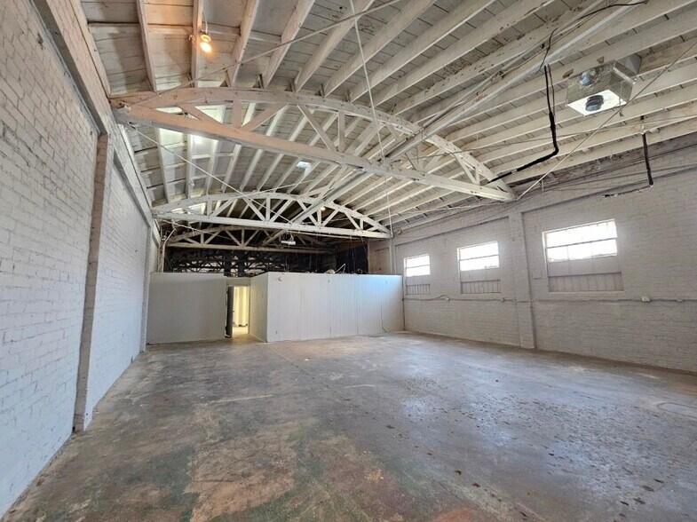 More Photos Of 3130 S Hill St, Los Angeles Warehouse For Lease