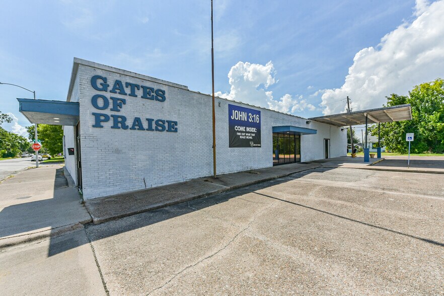 More Photos Of 130 S 4th St, La Porte General Retail For Sale