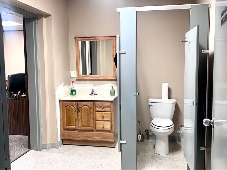 More Photos Of 7410 Sni-A-Bar Rd, Kansas City Manufacturing For Lease