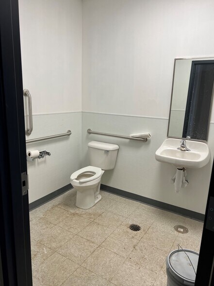 More Photos Of 3315 W 115th St, Merrionette Park General Retail For Lease