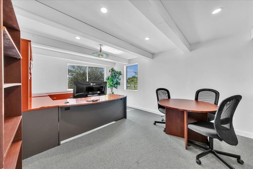 More Photos Of 500 NE 25th St, Pompano Beach Flex For Lease