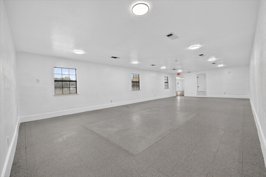 More Photos Of 936 E Highway 199, Springtown Freestanding For Sale