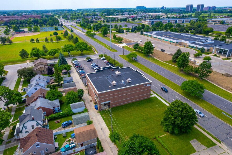 More Photos Of 6050 Greenfield Rd, Dearborn Medical For Lease