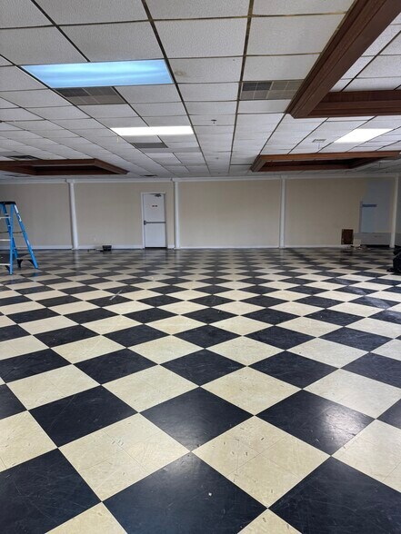 More Photos Of 3410 Bashford Avenue Ct, Louisville Light Distribution For Lease