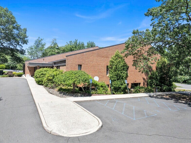 More Photos Of 101-105 Dutch Hill Rd, Orangeburg Office For Sale