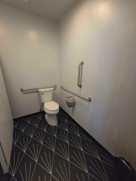 More Photos Of 1544 E McDowell Rd, Phoenix Bar For Sale