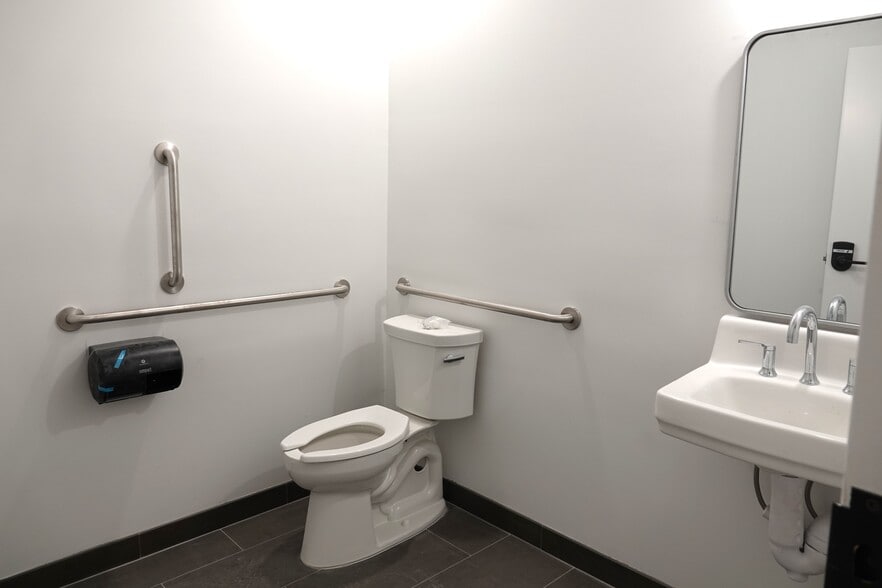 More Photos Of 356 Main St, Highlands Freestanding For Lease