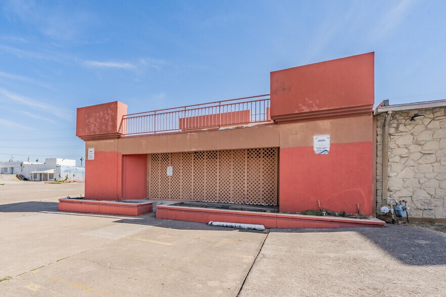 More Photos Of 6818-6826 Greenville Ave, Dallas Bar For Sale