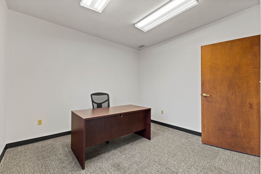 More Photos Of 1542 E Greyhound Pass, Carmel Medical For Lease