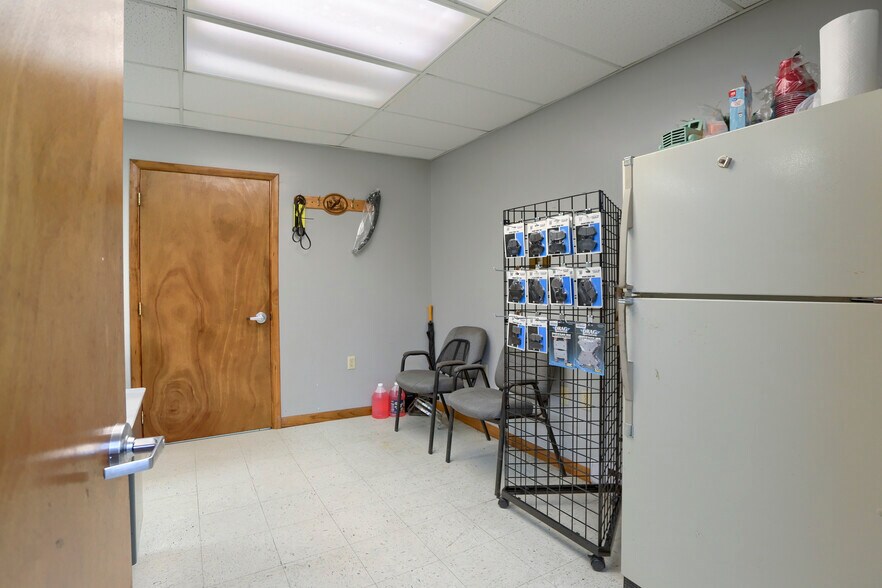 More Photos Of 164 W 4th St, Lewistown Auto Repair For Sale