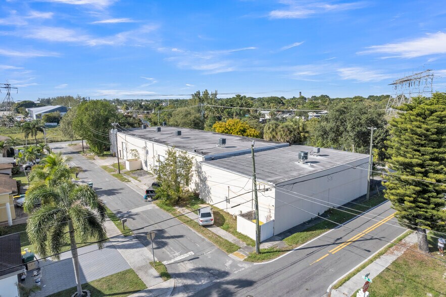More Photos Of 501-513 Old Griffin Rd, Dania Warehouse For Sale