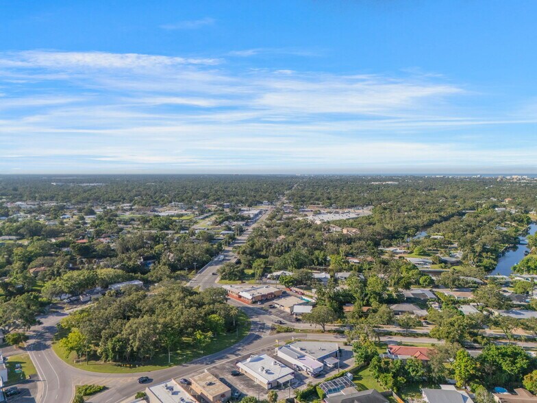 More Photos Of 3160 Southgate Cir, Sarasota Freestanding For Sale