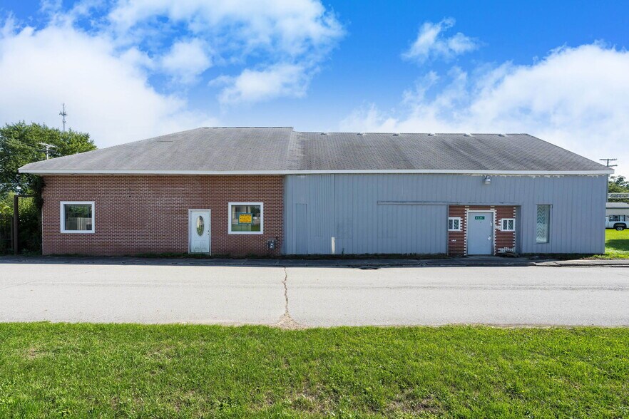 More Photos Of 4225 East St, Akron Office For Sale
