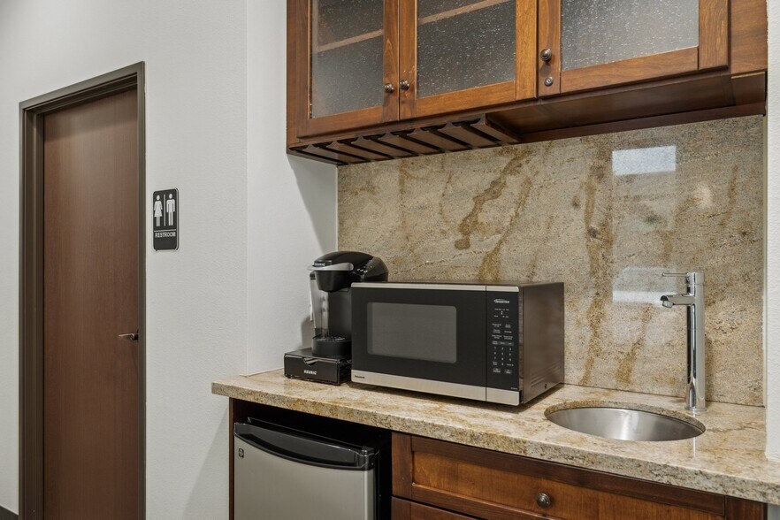 More Photos Of 20827 N Cave Creek Rd, Phoenix Office For Lease