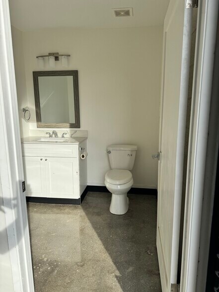 More Photos Of 2745 Sherwin Ave, Ventura Manufacturing For Sale