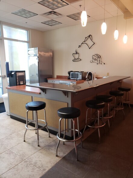 More Photos Of 4017 W Dr Martin Luther King Jr Blvd, Tampa Office For Lease