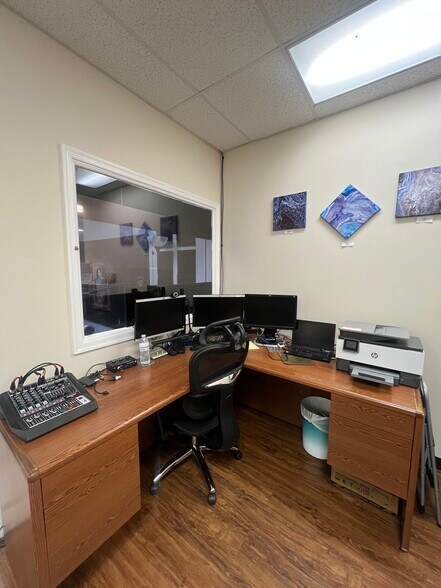 More Photos Of 161 Prosperity Dr, Winchester Showroom For Lease