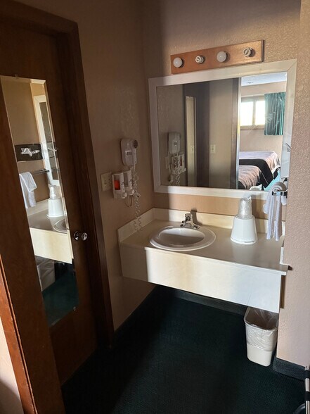 More Photos Of 2426 S Lincoln Ave, York Hotel For Sale