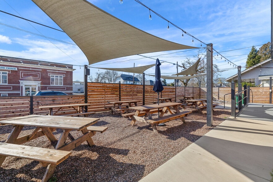 More Photos Of 883 SW Church St, Dallas Restaurant For Sale