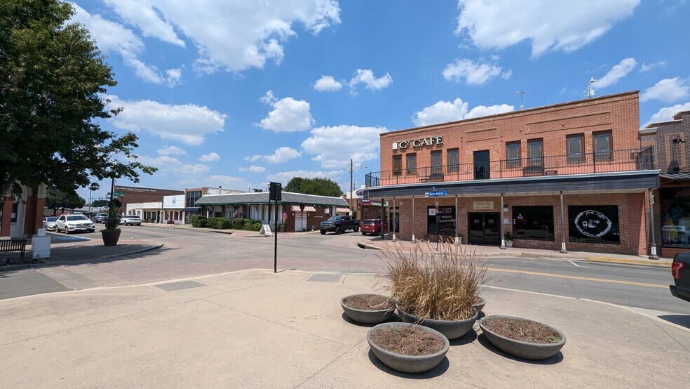 More Photos Of 1015 S Broadway St, Carrollton Storefront For Sale
