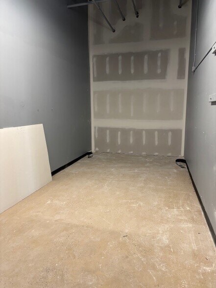 More Photos Of 551-651 Romence Rd, Portage Unknown For Lease