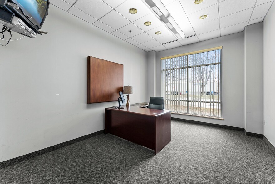 More Photos Of 11180 86th Ave N, Osseo Flex For Lease