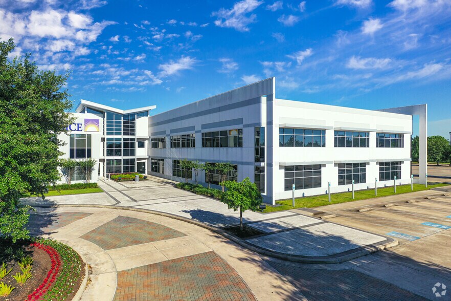 More Photos Of 10900 Corporate Centre Dr, Houston Office For Lease